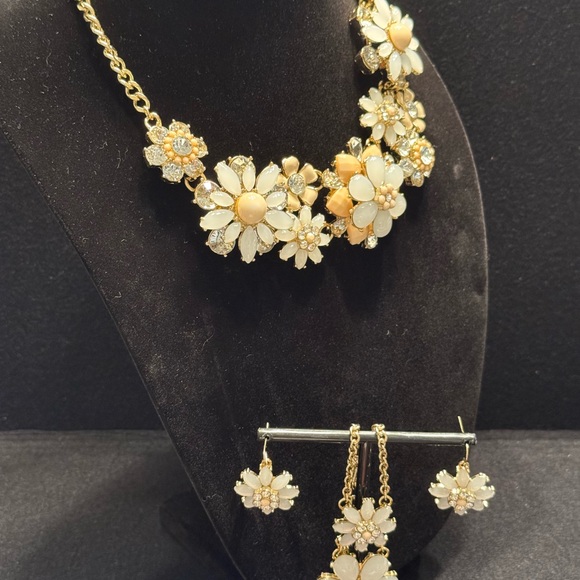 Talbots 3 D Flower Cluster Necklace, Earrings and Bracelet Set - Picture 5 of 5